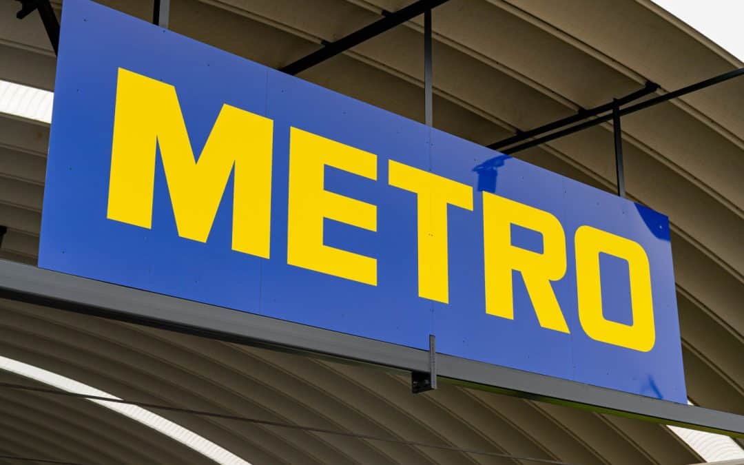 Large-format facade design at Metro Neusiedl