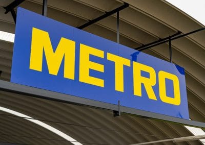 Large-format facade design at Metro Neusiedl